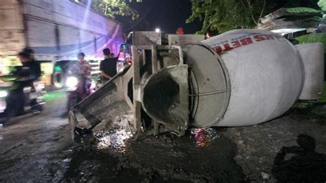 KRONOLOGI Kecelakaan Di Bojonegoro Mobil Hantam Truk Molen Hingga