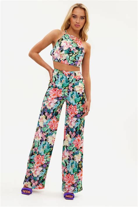 Sea Of Roses Deze Crop Top Heeft Strikkoordjes Op De Rug Een Hoge