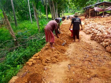 Gotong Royong TNI Dan Warga Bangun Jalan Makadam Di Gapura Timur