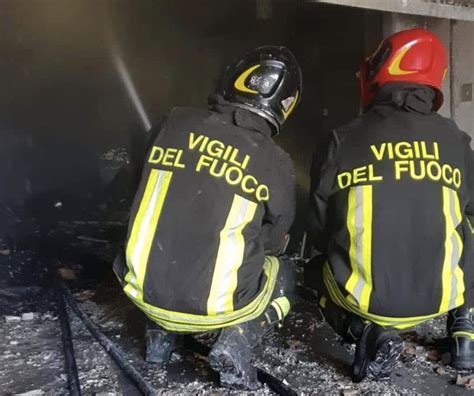 Incendio A Pomezia Fiamme In Un Maneggio Due Persone Intossicate