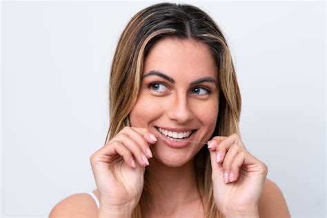 Mujer Cauc Sica Joven Aislada Sobre Fondo Blanco Usando Hilo Dental Con