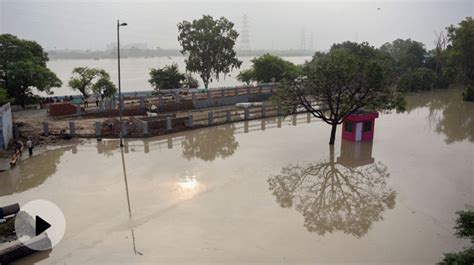 Delhi Flood Thousands Without Homes Struggling For Food Delhi S