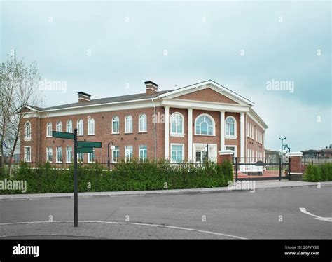 Modern school building Stock Photo - Alamy