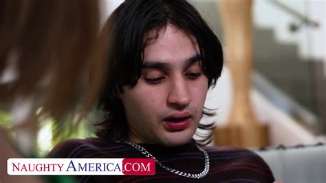 La Sexy Milf Aderes Quin Está Caliente Y Cachonda Por La Polla Dura Del Amigo De Su Hijo