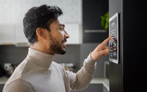 Sistema De Parede De Tecnologia Doméstica Inteligente E Homem Com Monitor Digital De Interface