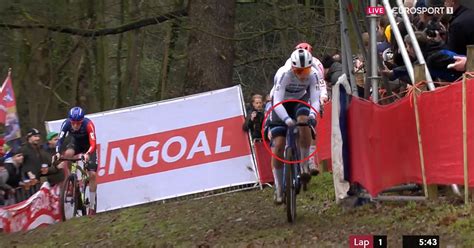 Thibau Nys Touche Sa Roue Avant Et Tombe Lors Du Cyclo Cross De