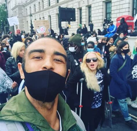 Madonna Londra daki George Floyd protestolarına katıldı