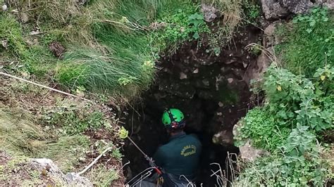 La Guardia Civil Rescata En Lena A Una Perra De 4 Meses Que Cayó A Un