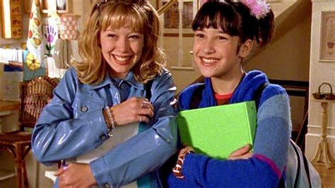 Watch The Lizzie Mcguire Cast Reunite For An Anniversary Table Read Of The Bra Episode Tv Guide