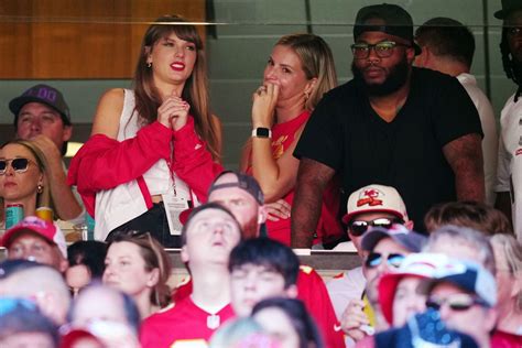 Taylor Swift - Chiefs Game at Arrowhead Stadium in Kansas City 09/24 ...