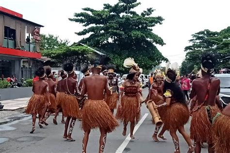 Penari Biak Numfor Ikuti Parade Tarian Wor Yospan Antara News Papua