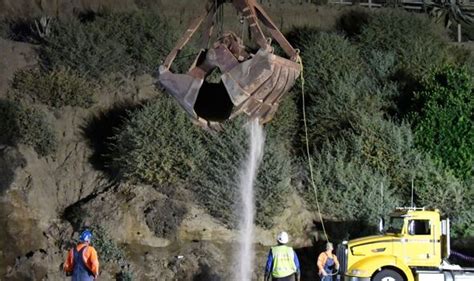 Crews Rush To Move Crumbling Piece Of The Santa Monica Bluff Above Pacific Coast Highway Us