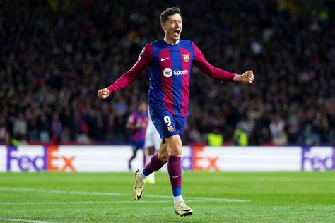 Robert Lewandowski z golem na wagę awansu Barcelona eliminuje Napoli