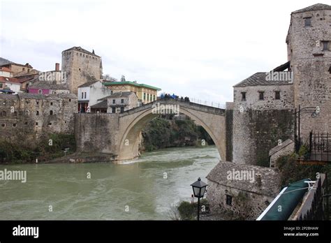 Altstadt Mit Der Stari Most Alte Br Cke In Mostar Bosnien Und