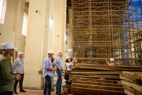 Caiado vistoria obras de restauração da Catedral de Sant Ana na cidade