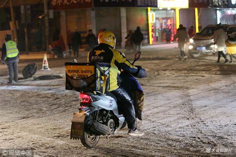 小心路滑 外卖小哥雪中送餐 海报新闻