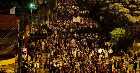 Sp Protesto Leva Milhares S Ruas Mas Grupo Ataca Pal Cio Dos