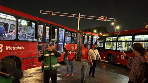 Chocan Dos Unidades Del Metrob S En Hidalgo Y Paseo De La Reforma Hay