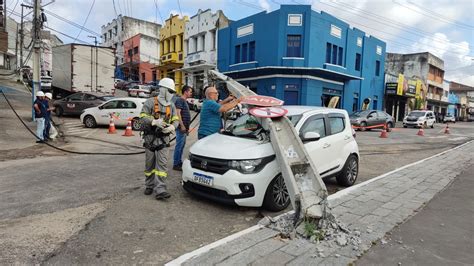 Caminhão puxa fios e derruba poste em cima de carro estacionado em João