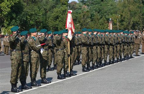 Zarobki w wojsku w 2021 roku Ile zarabiają żołnierze w Polsce Czekają