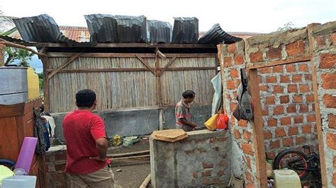 Angin Kencang Rusak Belasan Rumah Warga Dan Satu Fasilitas Umun Di