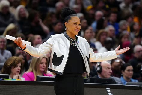 Dawn Staley Lisa Bluder Send Strong Messages On More Financial Support