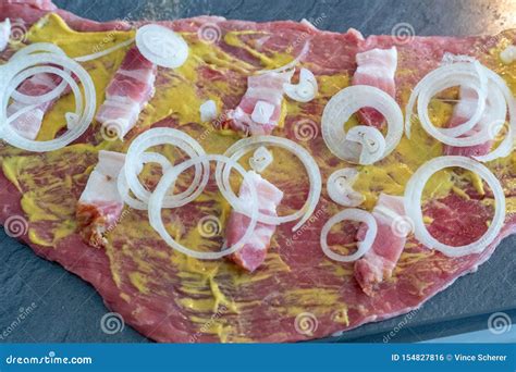 Preparando La Carne De Vaca Rouladen Carne Cruda Fresca Cubierta Con