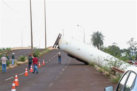 Carregada De Glp Carreta Despenca De Pontilhão Na Vila Popular