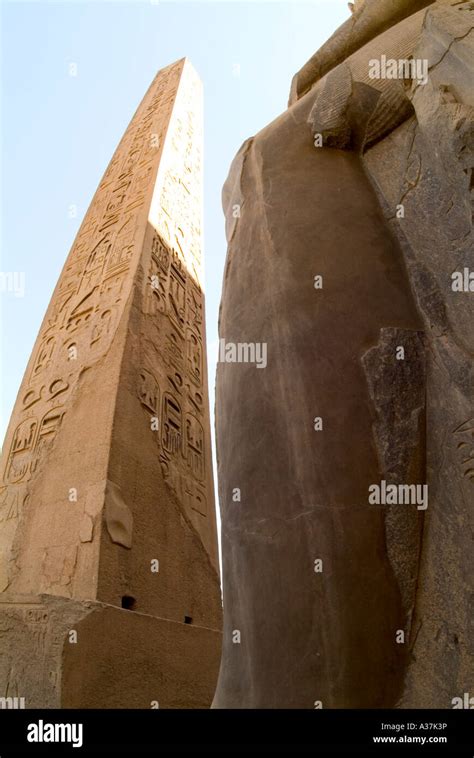 Obélisque de Louxor hiéroglyphes symboles chiffres statue colossale