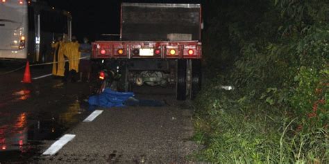 Muere Motociclista Bajo Lluvia Al Impactarse Contra Camión Materialista