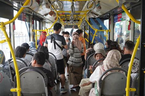 A Atmosfera Dentro Do Nibus Trans Jakarta No Dia Seguinte A Eid Al