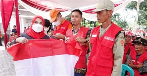 Wali Kota Eva Dwiana Bagikan Bendera Merah Putih Semarakkan Hut Ke