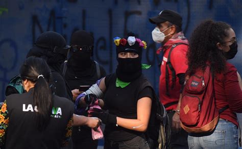 Grupo De Mujeres Encapuchadas Encapsuladas En La Glorieta De La Cibeles