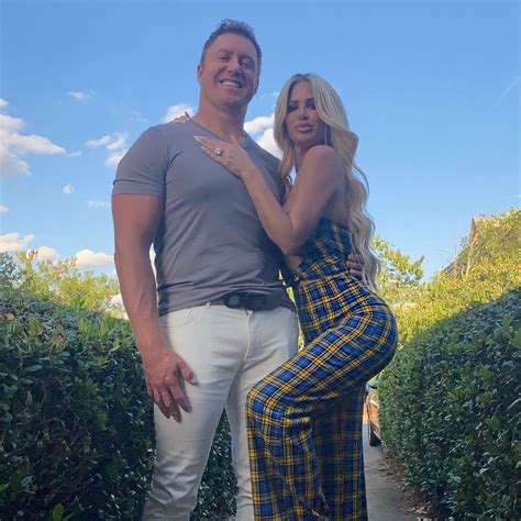 Kim Zolciak Shows Off Cleavage After Calling Off Kroy Biermann Divorce