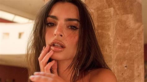 La Modelo Emily Ratajkowski Rompe Internet Con Su Bikini Imposible