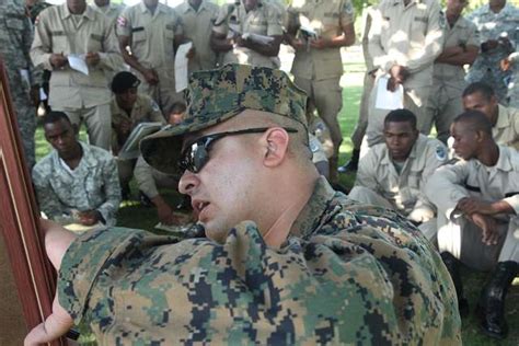 Marine Detachment Gunnery Sgt Edward Palacios Instructs NARA DVIDS