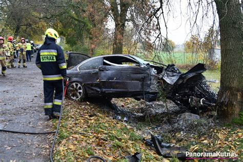 Gro Ny Wypadek Pod Kutnem Bmw Roztrzaska O Si Na Drzewie I Zapali O