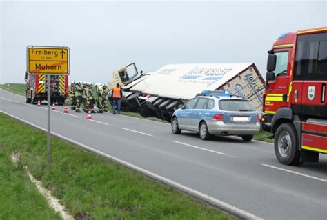 Lkw Unfall Auf Der B Sattelzug Ger T In Stra Engraben Und Kippt Um