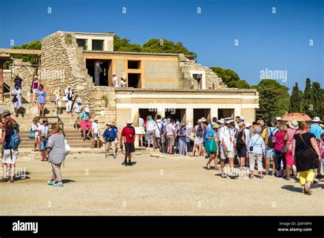 Knossos Grecia De Septiembre Visitantes Esperando En Fila En El