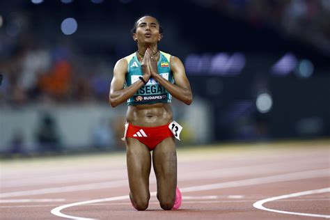 Ethiopias Tsegay Wins 10000 Metres After Hassan Stumbles To The