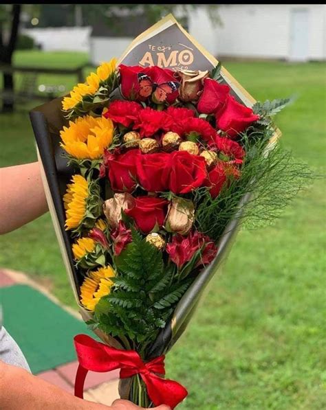 Ramo De Rosas Con Girasoles Con Chocolates Bouquet De Rosas Aesthetic