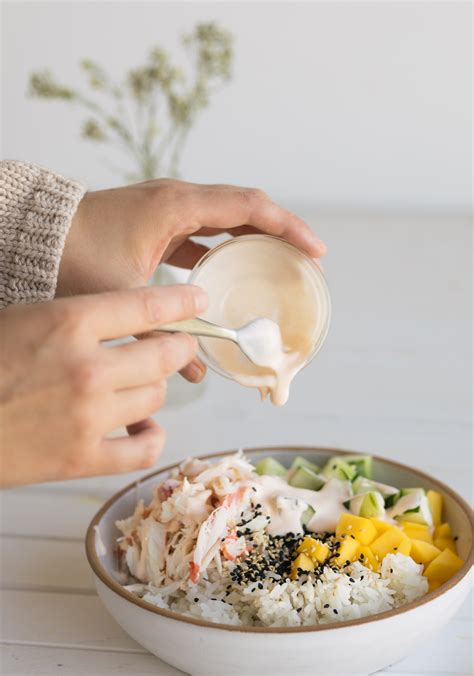 Poke bol au crabe au concombre et à la mangue mayonnaise épicée au