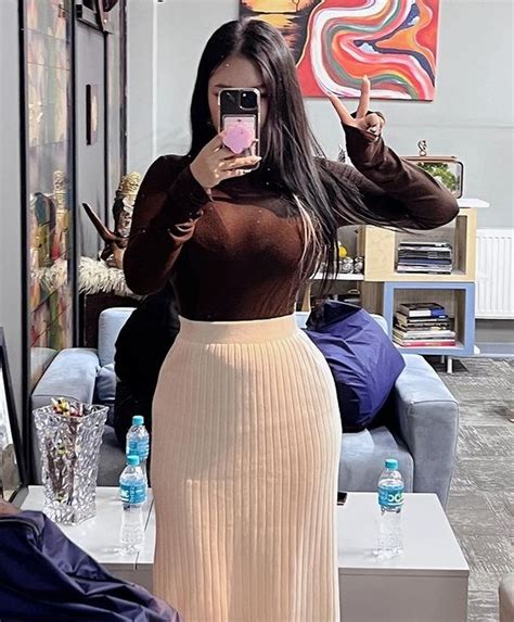 Hot girl thân hình đồng hồ cát mặc kín vẫn cực gợi cảm