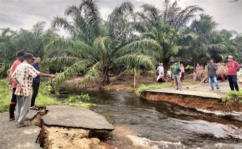 Pemkab Aceh Jaya Bangun Jembatan Darurat Di Jalan Putus Sampoiniet