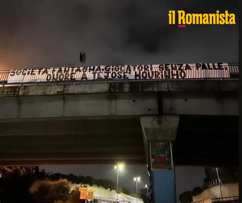 FOTO Striscione di contestazione dei tifosi Onore a te José Mourinho