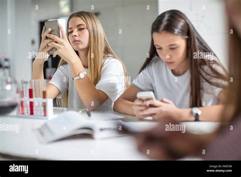 Chicas Adolescentes Usando Clases De Celulares Fotos E Imágenes De Stock Alamy