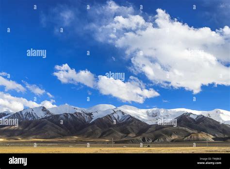 Kunlun mountains hi-res stock photography and images - Alamy