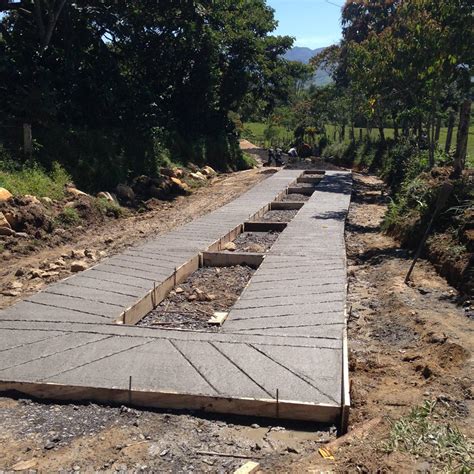 Construyen placa huellas vía al balneario la Gloria en Guadalupe RESANDER