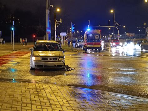 Zderzenie audi z toyotą na rondzie Występują utrudnienia w ruchu