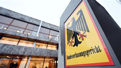 Bundesverfassungsgericht: Polizei muss Data-Mining einschränken : r
